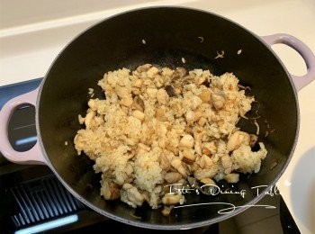 step9: 加入預先煮好的米飯炒勻，撒上胡椒粉