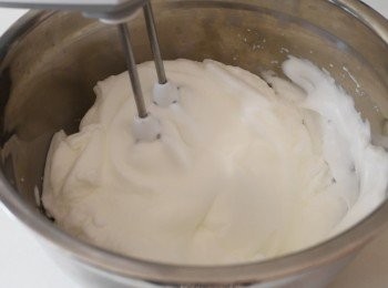 step2: 蛋糕做法： 先用打蛋器打發蛋白，出現泡沫時下糖繼續打發至末端堅挺.