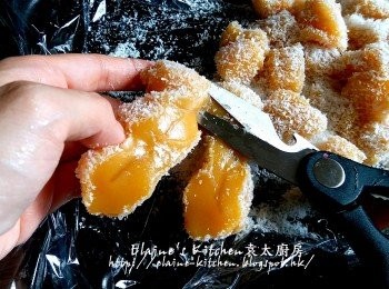 step10: 1~2小時後從碟內起出 , 切成細件 , 兩面沾上椰絲後再用剪刀剪成粒狀