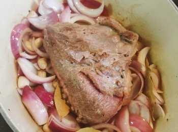 step5: 放回牛頰肉於鍋中。