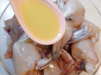 step2: 田雞加入<span class="group_2">醃料</span>醃約15分鐘。