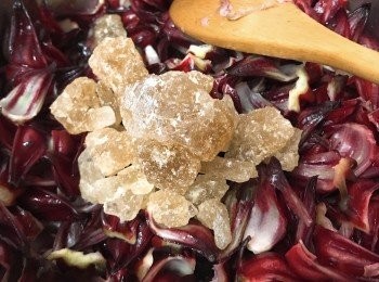 step6: 將花萼倒入煮過花籽的花水中，加入冰糖煮滾。
