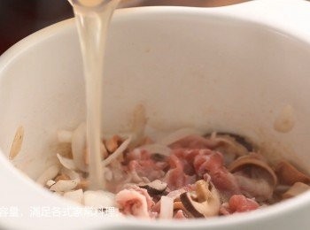 step5: 加入高湯、魷魚、香菇水煮滾後放入火鍋料一起烹煮。