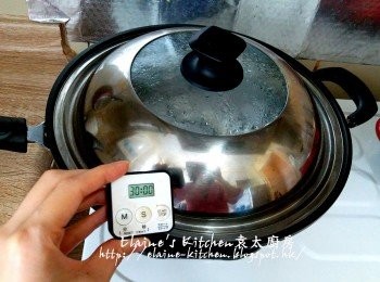 step7: 將材料用隔篩隔去雜質放上碟 , 蓋上錫紙後入鑊隔水蓋上蓋用中火蒸30分鐘