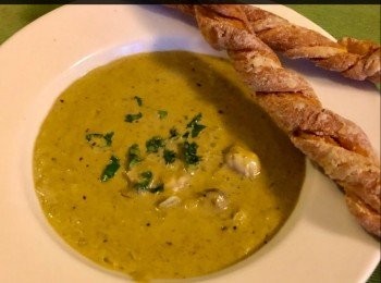 step3: 加入50克水煮5分鐘。將已煮好的<span class="group_1">食材</span>用電動攪拌器攪拌至幼滑。
加入淡忌廉、鮮奶，鹽及胡椒粉拌勻便成。上碟時放少許原整的蠔仔配以烤麵條。