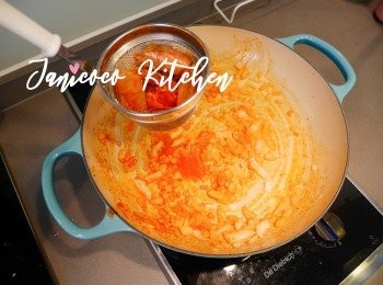 step10: 加入白酒煎香，把蝦頭放入篩內，用力把蝦汁和白酒按壓出來。