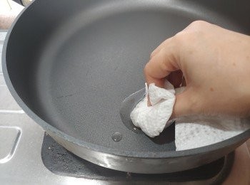 step6: 平底鑊抹上油， 慢火燒至8分熱（鑊不可太熱；否則班戟會焦）