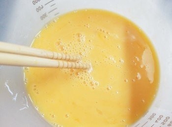 step2: 雞蛋拂勻加入少許鹽拌勻，並加入花奶。