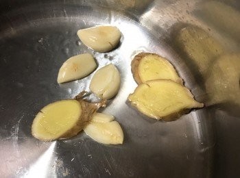step5: 鍋放油，先將薑片及蒜爆香。