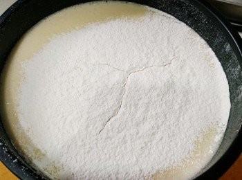 step5: 自發粉分3次過篩倒人雞蛋後輕輕搞拌, 搞拌至不見粉粒即成, 蒸蛋糕器皿表面先搽上少許油，再倒入蛋漿,