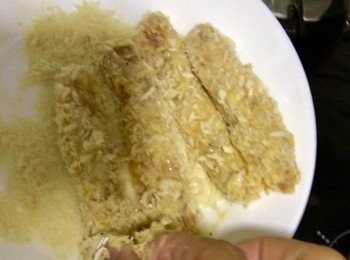 step7: 依次序上粉
1. 生粉
2. 雞蛋
3. 麵包糠