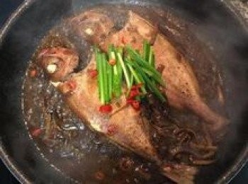 step8: 開蓋後試醬汁做調整，放入蔥綠和辣椒，即可起鍋裝盤；