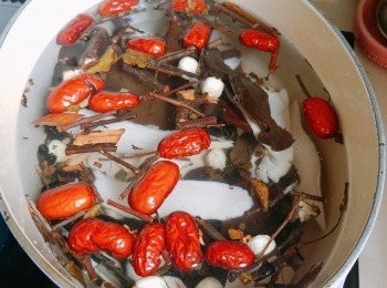 step5: 以慢火煲約大半小時。
