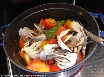 step6: 以中小火煲約30分鐘；轉中大火滾約10分鐘，下花甲煮約5分鐘至開口。