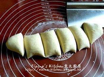 step6: 將麵糰分成6份 , 用麵掍將麵糰壓薄