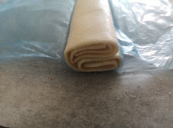 step3: 再對摺一下，卷好後放入雪櫃雪大約半小時 。