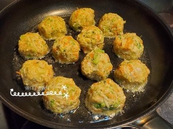 step3: 熱鑊下大量油，可足夠做到半煎炸份量，加入薯球，中火煎至兩面金黃即成。