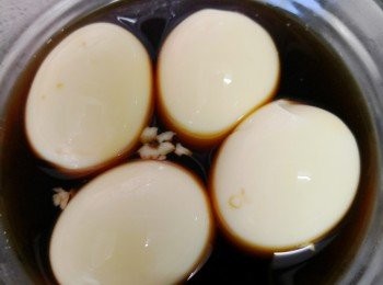 step3: 便可剝殼浸入已先雪凍的汁醬內浸泡（味淋+鏗魚汁+老抽+糖）