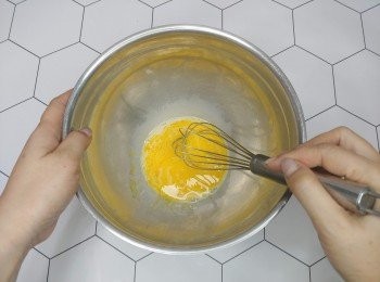 step1: 將蛋黃、鮮奶及雲尼拿香油攪勻