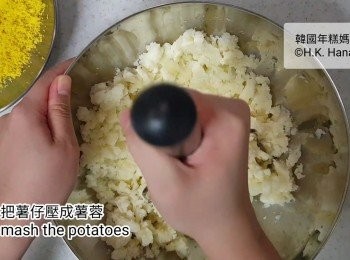 step5: 把煮好薯仔壓成蓉