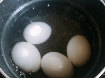 step4: 另雞蛋煮熟，去殼，備用。