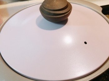 step8: 蓋上飯煲蓋熄火後燜焗5分鐘。最後灑上蔥花和淋上煲仔飯豉油。