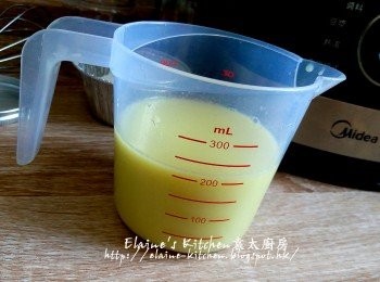 step3: 將薑汁蓉放入煲湯湯內渣出薑汁 , 400g的薑可渣出200ml薑汁