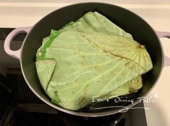 step5: 煮食當日
鮮、乾荷葉洗淨，放入沸騰的開水煮軟6分鐘