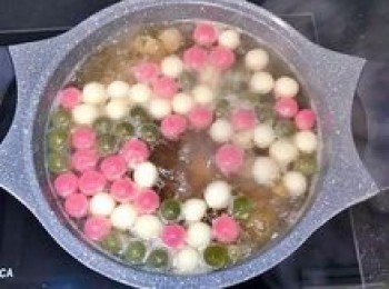 step12: 最後將煮熟的湯圓撈起放入桂圓甜湯中即可。
（把湯圓分開煮，甜湯湯頭比較不會混濁喔～）