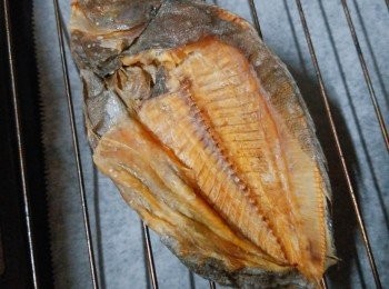 step3: 大地魚先用濕布抹乾淨，放入焗爐(140度)烘至微脆後放涼。