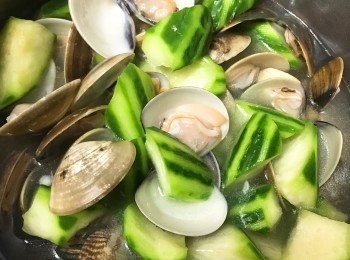 step7: 再倒入白蜆煮至勝瓜熟。加少許鹽調味。