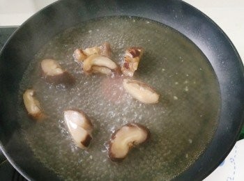 step3: 冬菇切8塊後用滾水煮一煮