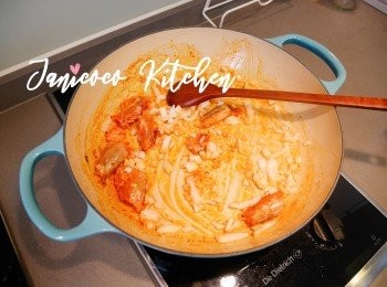 step9: 加入洋葱和蒜蓉煎香及煎至金黃色焦糖化。