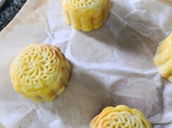 step4: 將曲奇皮分成22 g一份搓扁包著 饀料後朴上高筋粉上入餅摸印出一個月餅（ 每一個都要上粉入模內才可以再 印下一個）