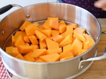 step2: 先將南瓜去皮、切小塊，再蒸熟。倒出多餘的水份，再用叉壓成泥