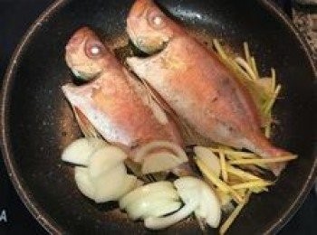 step4: 兩面都煎後，放入洋蔥、薑絲和蔥白炒香；