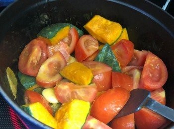 step5: 下南瓜炒香；加入蕃茄兜炒；放入蟹件及滾水煮滾，加蓋。