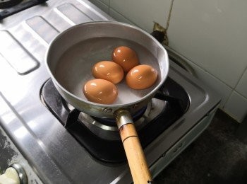 step1: 先將蛋放入涼水加小許白醋入水中（作用足令雞蛋煮熟後剝殼容易不黏殼）才開中小火到水溫70-90度之間煮蛋9分鐘