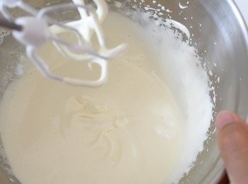 step3: 另一個碗內，打發蛋黃和糖，篩入麵粉，再下牛奶及菜油，拌勻