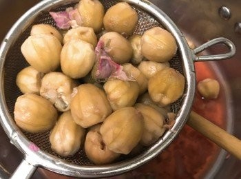 step5: 熄火，把籽及玫瑰盛起，濾出水份後棄掉，水留用。