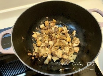 step8: 加入瑤柱、櫻花蝦乾，炒至乾身後，加入雞脾扒粒炒熟，贊入米酒大火炒半分鐘