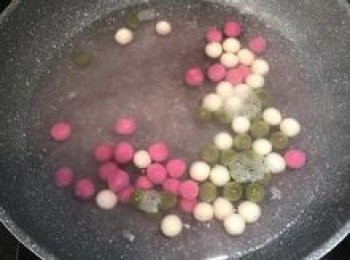 step11: 另煮滾一鍋水，放入冷凍湯圓，將湯圓煮熟至浮起；