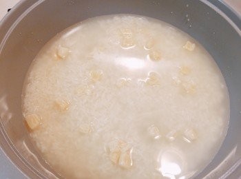 step5: 在煲中加入米及水(水同米比例為1:1)。蓋上蓋大火煮至水滾。