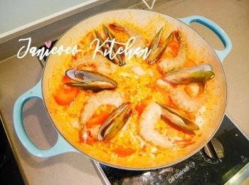 step15: 熄火，鋪上海鮮及香葉並合上蓋子。按照以下焗爐/ 爐頭版繼續加熱。