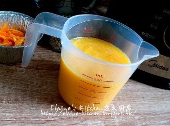 step5: 2/3份量的橙肉放入美的破壁機內蓋上蓋 , 按1速打成橙汁蓉 , 盛起(如家中沒有破壁機 , 可用攪拌機代替 , 如家中沒有任何機器 , 可用手渣出橙汁 , 不過煲出來的薏米水會比較淺色)