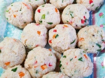 step5: 把材料搓成圓球形，蓋上保鮮紙，置於冰箱冷藏約1小時。
預熱氣炸鍋200度，將蟹球平均地沾滿額外份量的麵包糠，噴上一層薄油並放入氣炸鍋。焗約20至25分鐘至酥脆金黃色(請自行目測)。 吃時擠一點檸檬汁，另可伴蛋黃醬/甜酸醬/芥未醬享用。