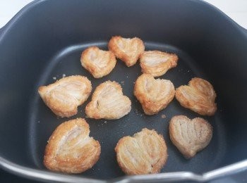 step5: 預熱後用185度時間15分鐘，8分鐘打開空氣炸鍋，將蝴蝶酥翻一翻，再焗埋餘下7分鐘，之後目測蝴蝶酥效果，如果有需要可加時。