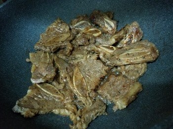 step4: 用剪刀沿骨邊煎成一塊塊，略煎至無血水至熟，即可上碟