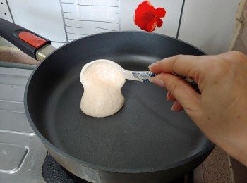 step7: 倒進一大匙麵糊； 成約3吋直徑班戟