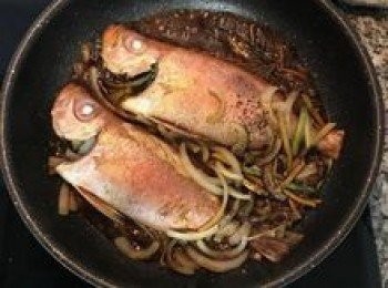 step5: 倒入醬油，米酒和糖煮滾；